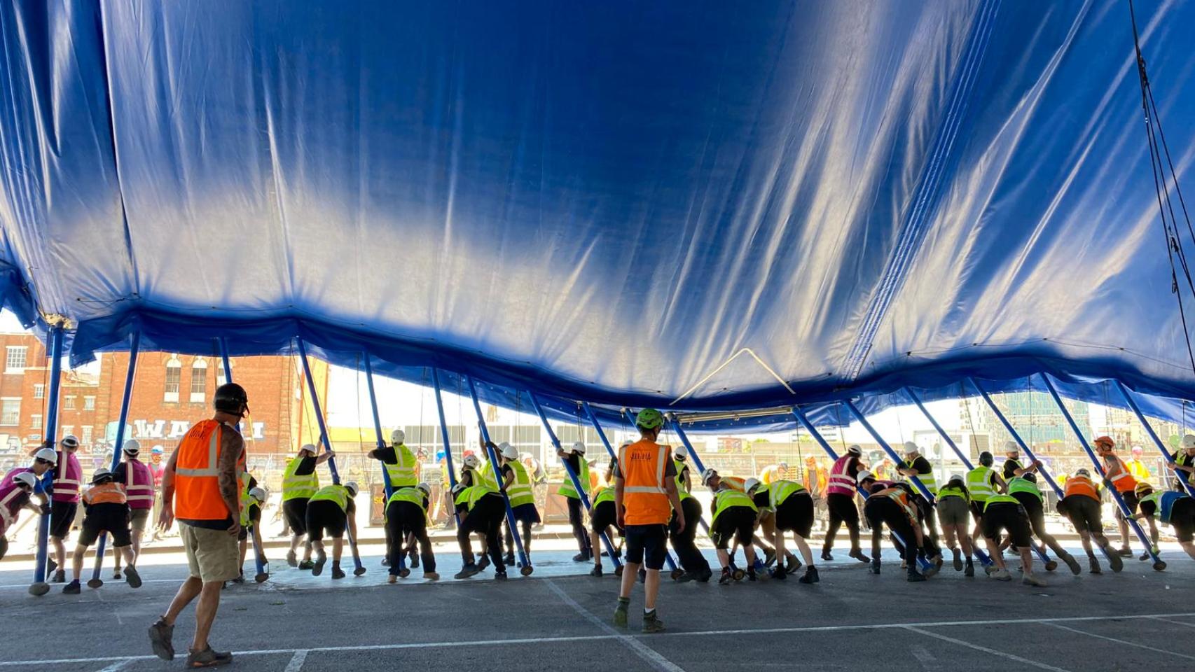 Montaje de la carpa este sábado en Valencia. EE