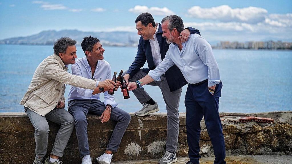 El candidato del PP y presidente de la Junta de Andalucía, Juanma Moreno, toma un aperitivo con unos amigos.