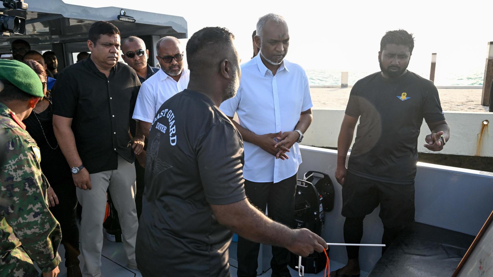 Fuerzas de Defensa Nacional de Maldivas durante las labores de rescate junto al presidente maldivo, Mohamed Muizzu.
