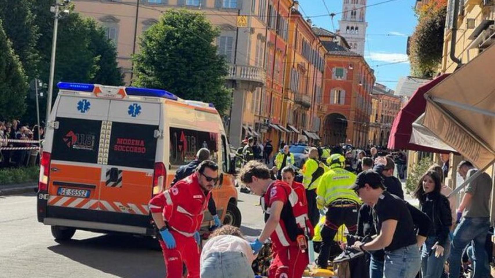 Los servicios de emergencia italianos acuden al lugar del accidente. 