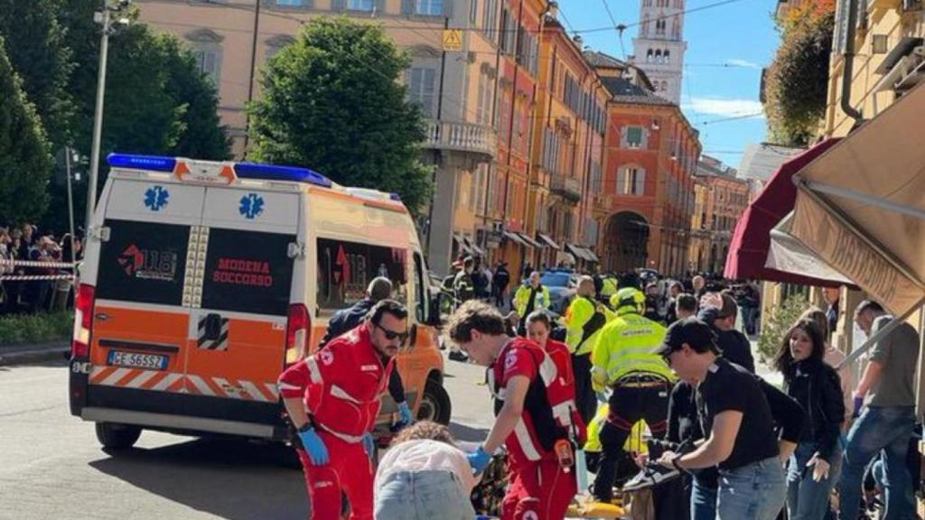 Los servicios de emergencia italianos acuden al lugar del accidente. 