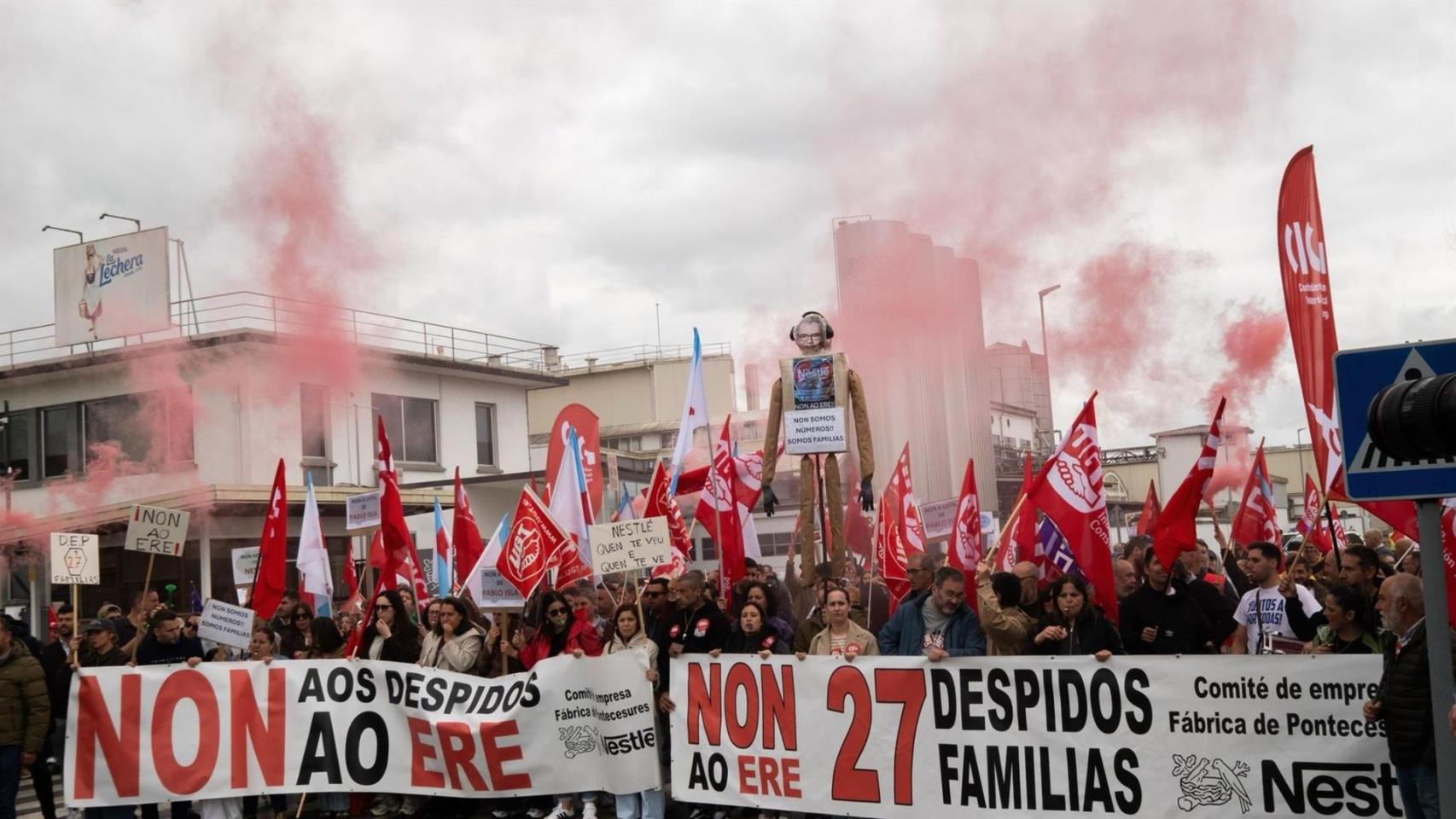 Pontecesures (Pontevedra) sale a la calle contra el ERE de Nestlé: afecta a 27 familias