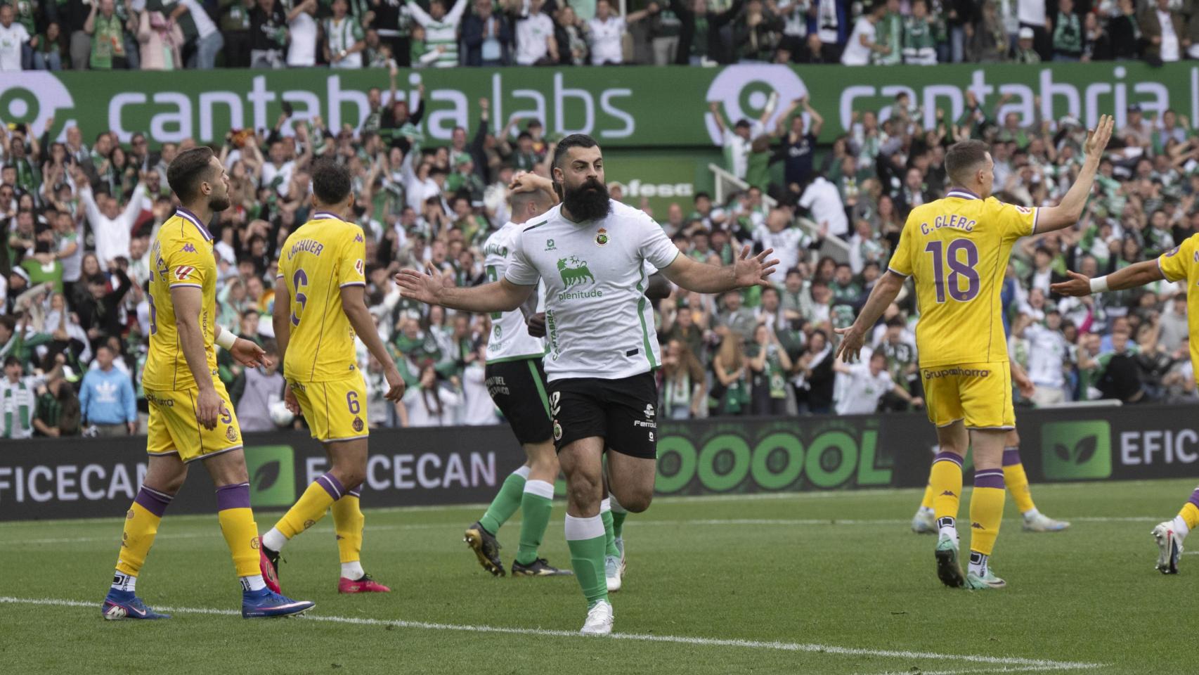 Asier Villalibre celebra el gol marcado ante el Real Valladolid.
