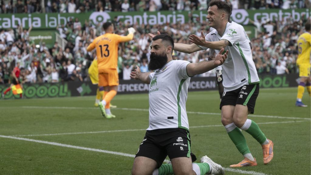 Asier Villalibre celebra el gol marcado ante el Real Valladolid.