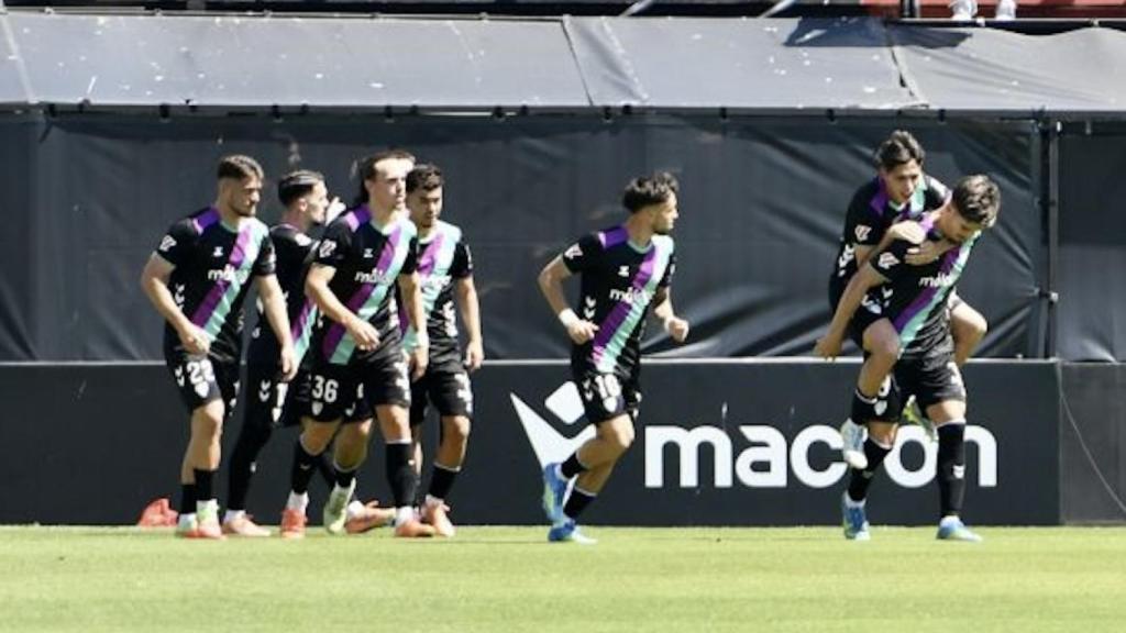 Los jugadores del Málaga CF celebran un gol en el Alfonso Murube contra el Ceuta.