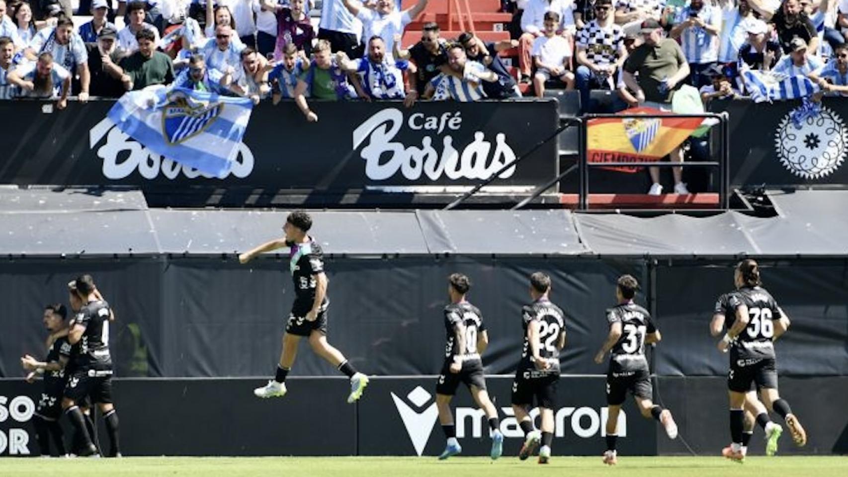 Los jugadores del Málaga CF celebran un gol en el Alfonso Murube contra el Ceuta.