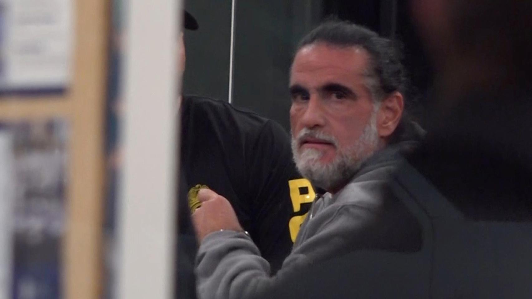 Captura de video del empresario colombiano, Alex Saab, escoltado por agentes de la DEA a su llegada este sábado, al aeropuerto de Opa-locka, en Miami.