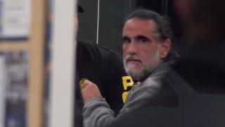 Captura de video del empresario colombiano, Alex Saab, escoltado por agentes de la DEA a su llegada este sábado, al aeropuerto de Opa-locka, en Miami.