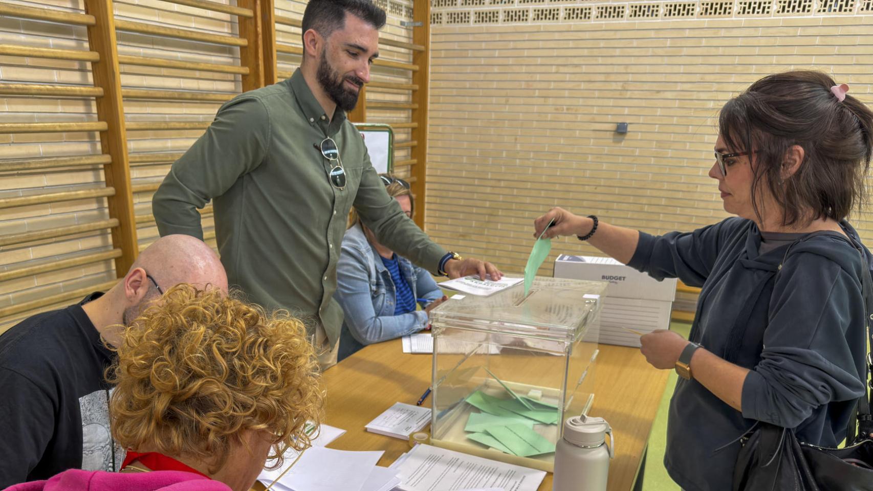 Una mujer vota en un colegio electoral en estas elecciones andaluzas de 2026. 