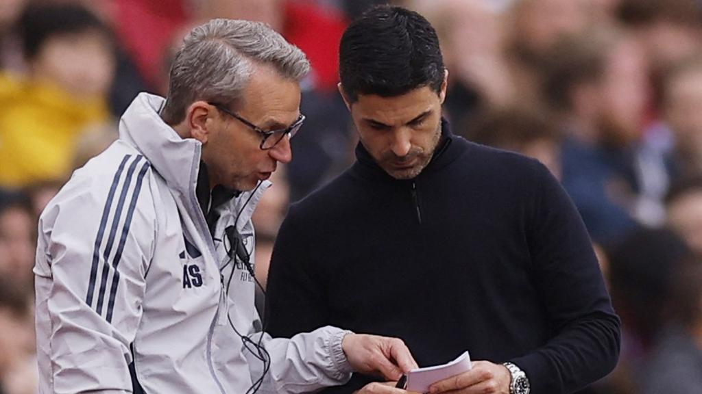Mikel Arteta, junto a sus segundo durante el partido contra el West Ham.