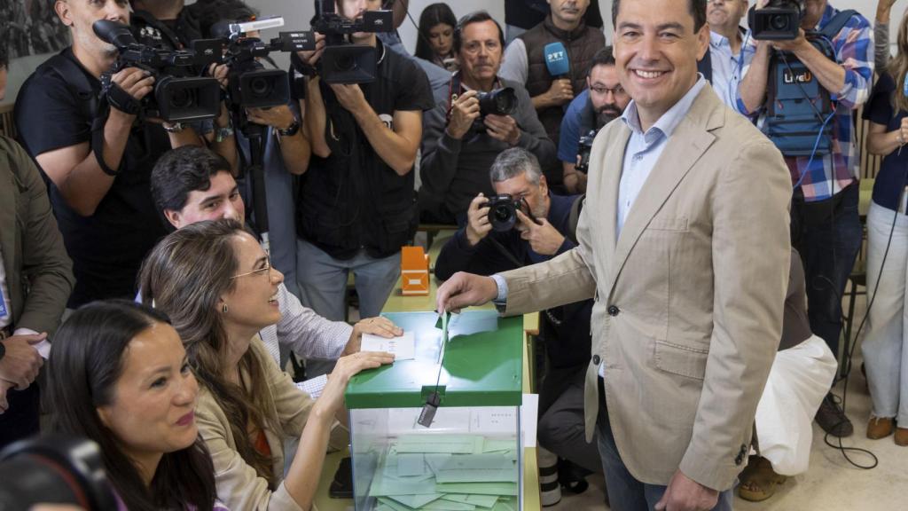 El presidente de la Junta de Andalucía y candidato del PP a la reelección, Juanma Moreno, votando en Sevilla.