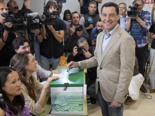 El presidente de la Junta de Andalucía y candidato del PP a la reelección, Juanma Moreno, votando en Sevilla.