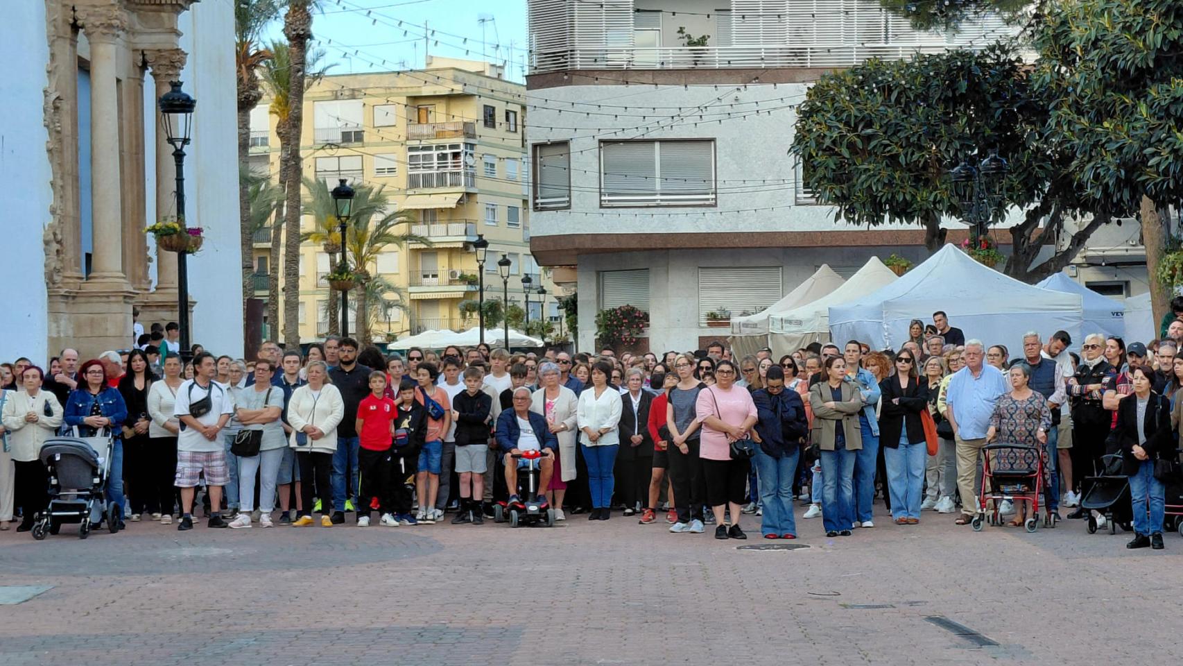 Minuto de silencio frente al Ayuntamiento de Dolores