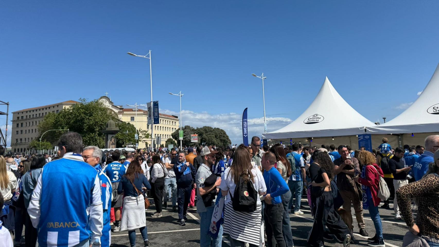Aficionados del Dépor disfrutando de la Fan Zone en Riazor