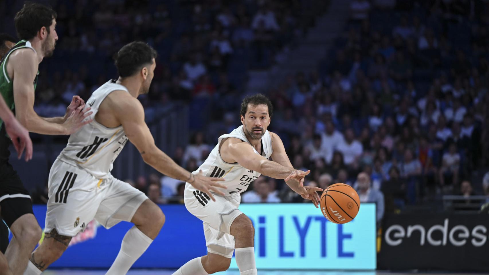 Sergio Llull controla el balón frente a Joventut.