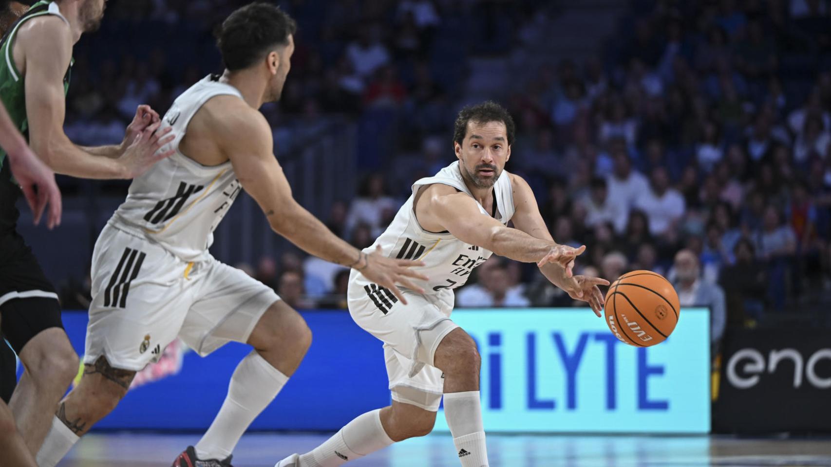 Sergio Llull controla el balón frente a Joventut.