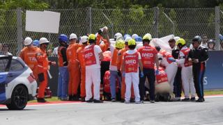 Álex Márquez es atendido en pista por los servicios médicos de MotoGP, en el circuito de Barcelona-Cataluña.