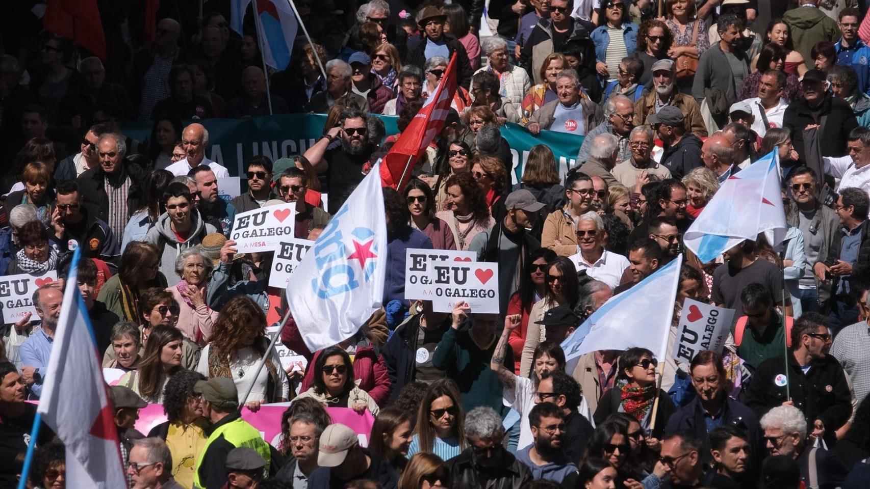 Decenas de personas durante una manifestación a favor del Día das Letras Galegas, a 17 de mayo de 2026, en Santiago de Compostela
