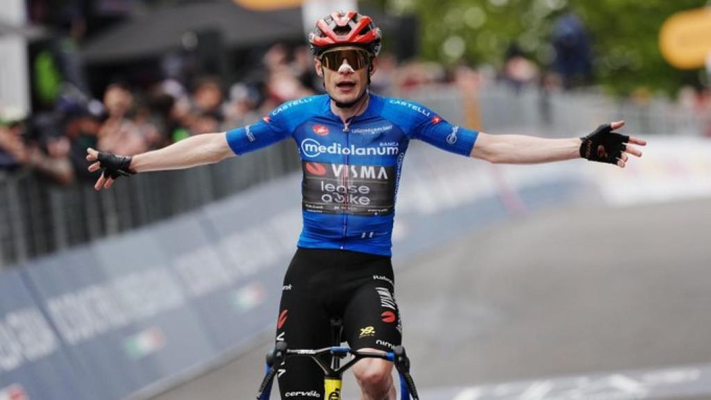 Vingegaard celebra su triunfo en Corno alle Scale.