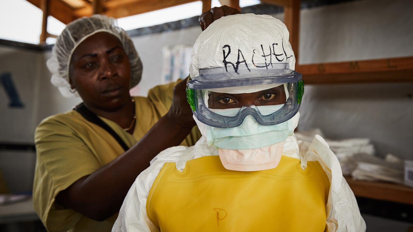  Una médico se equipa con EPI para entrar en una zona de tratamiento de alto riesgo en República Democrática del Congo.