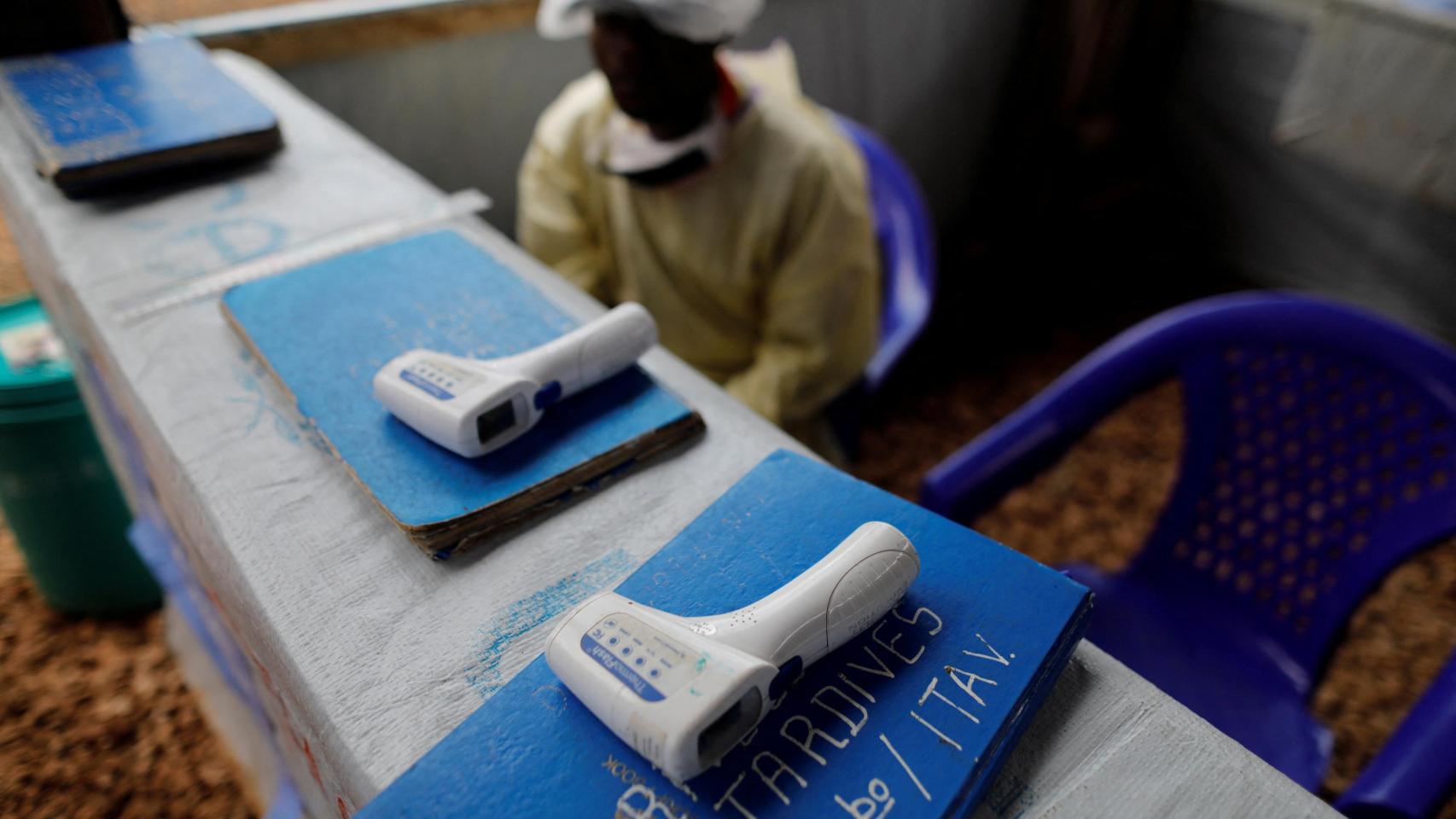 Termómetros en la entrada de un centro de tratamiento del ébola en la ciudad de Butembo, al este del Congo.