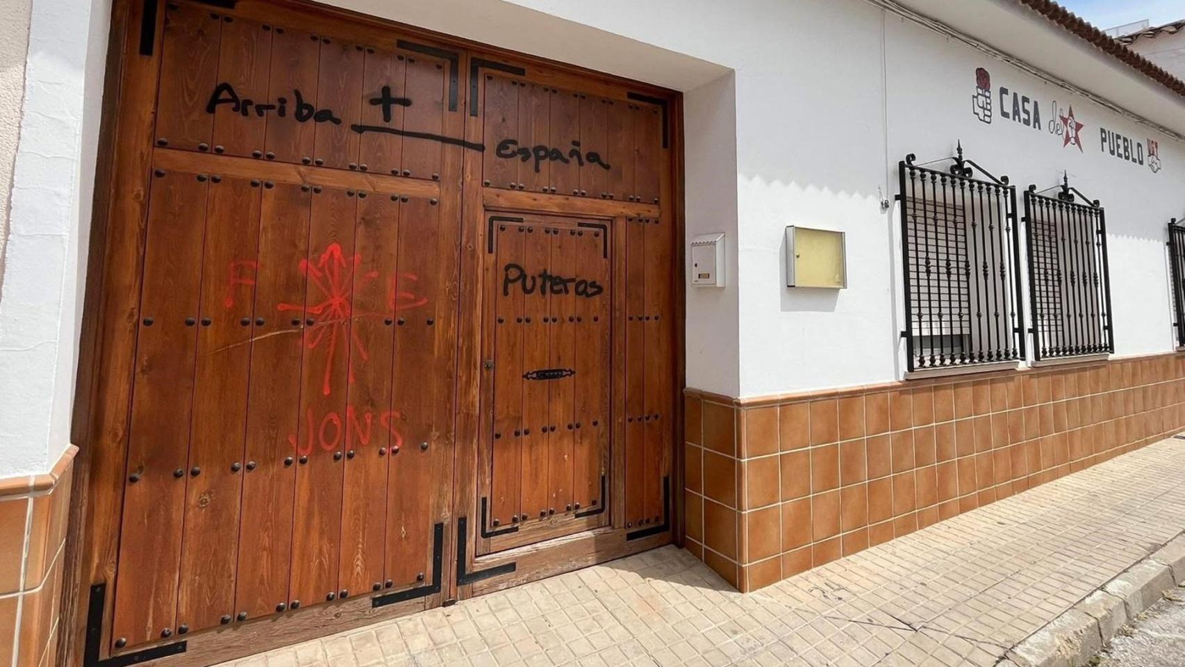 Sede del PSOE de Campo de Criptana vandalizada. Foto: PSOE. 