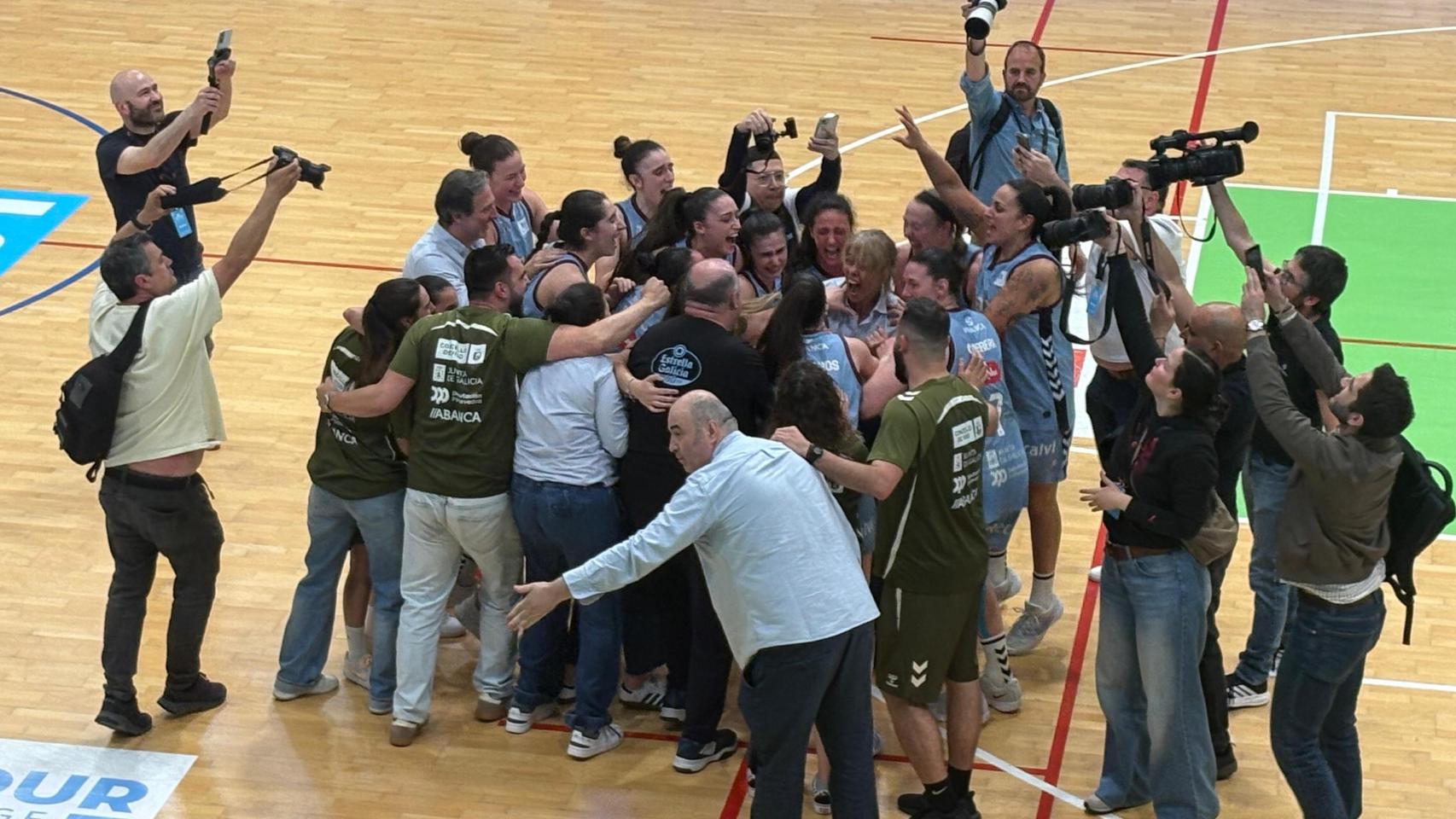 El Celta Zorka celebrando el ascenso.