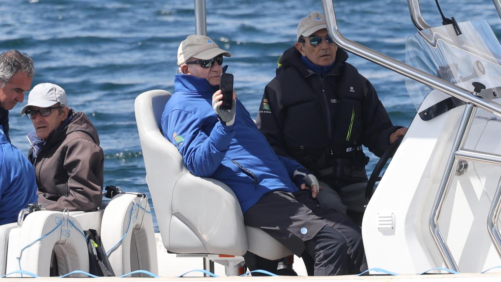 El rey Juan Carlos I y Pedro Campos embarcan en el puerto de Sanxenxo.