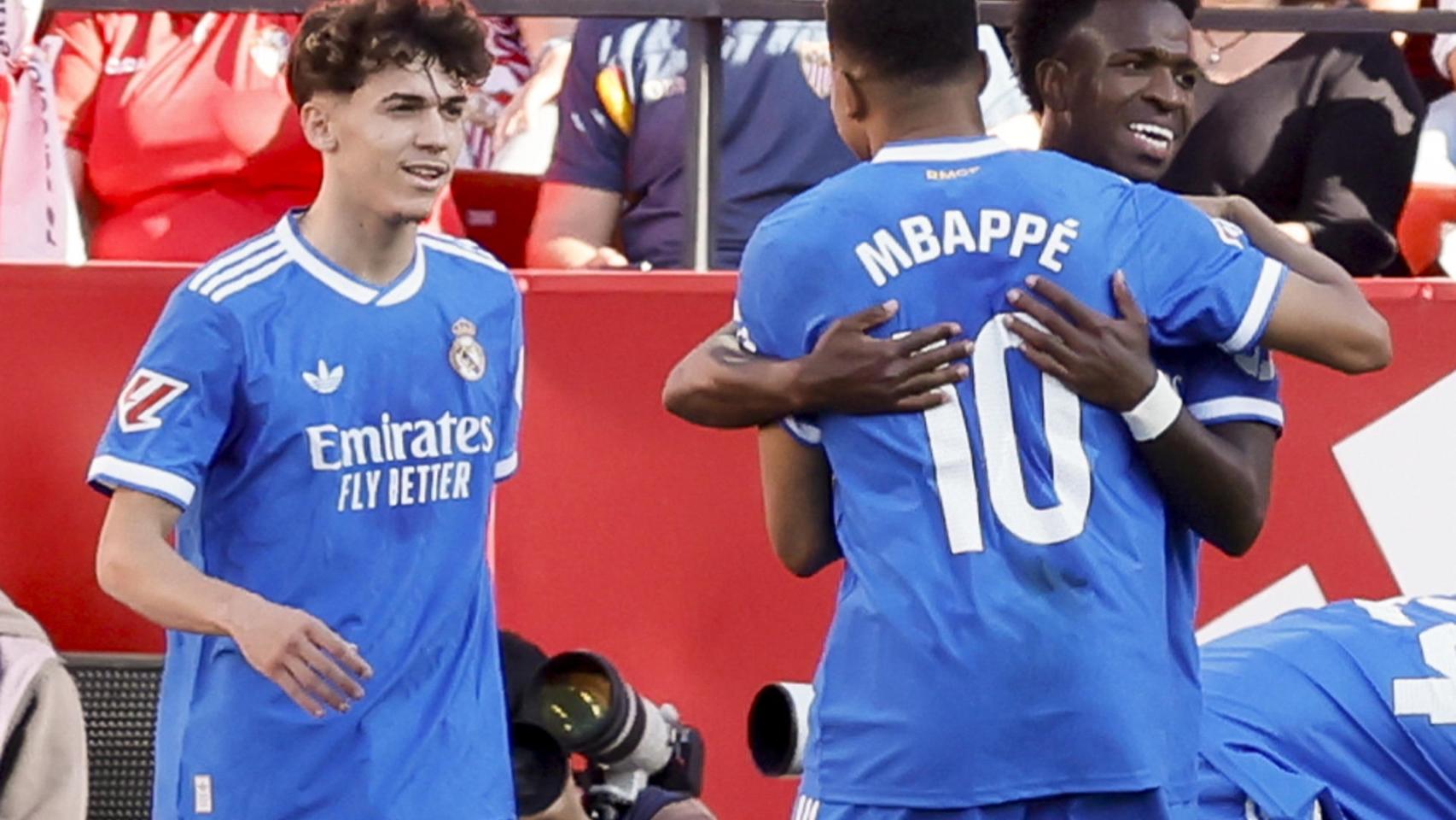 Vinicius celebra con Mbappé y Thiago Pitarch su gol contra el Sevilla.