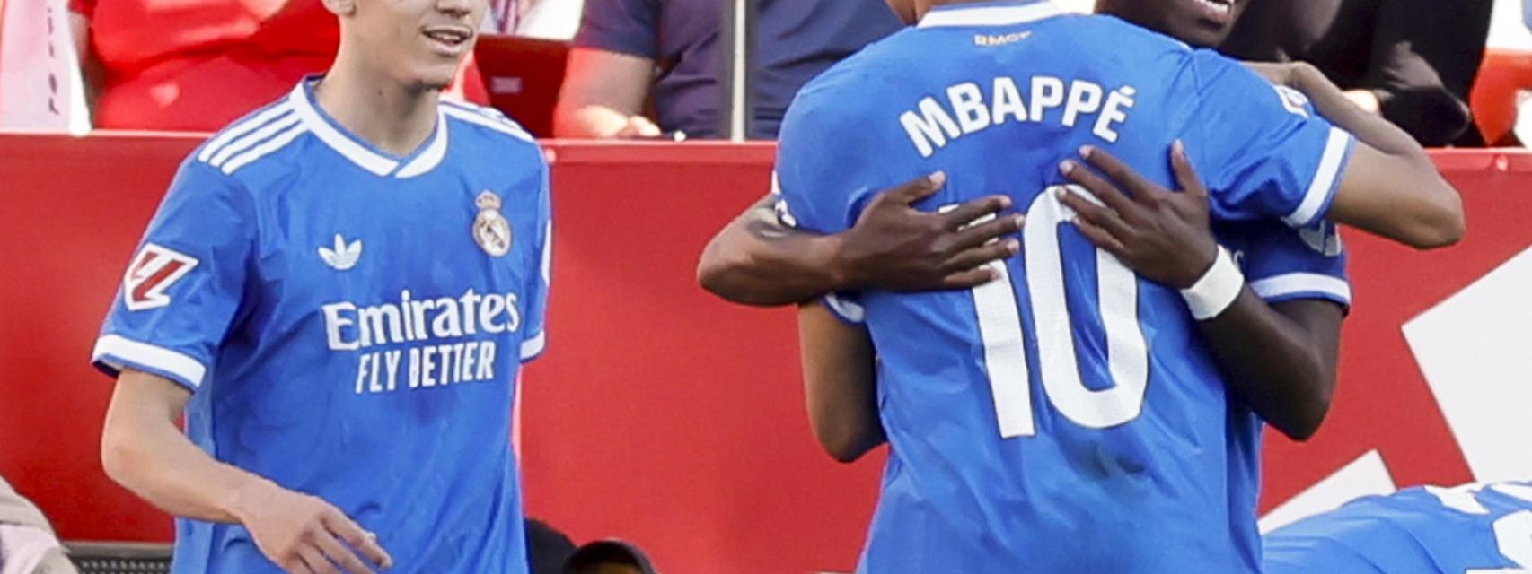 Vinicius celebra con Mbappé y Thiago Pitarch su gol contra el Sevilla.