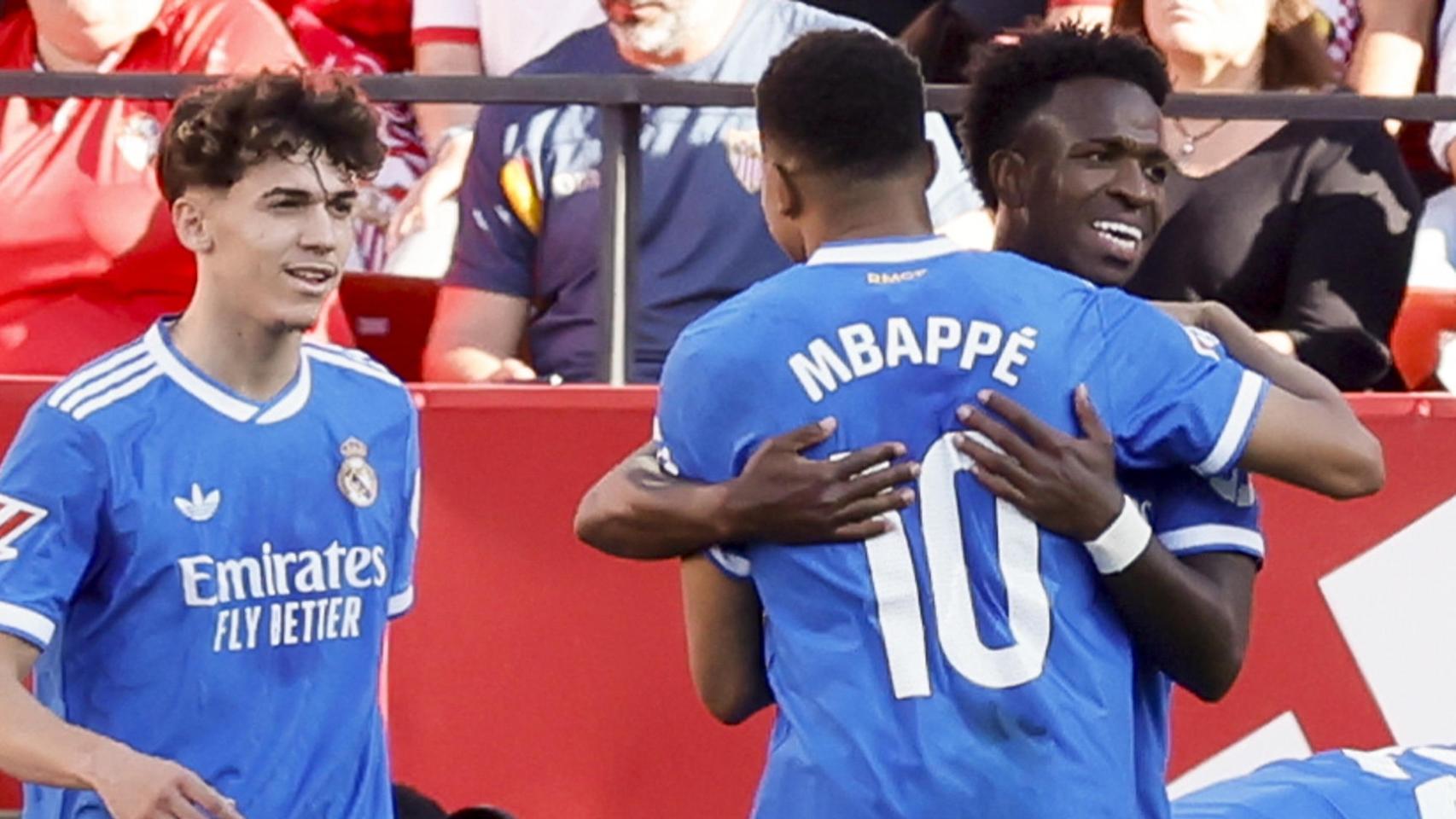 Vinicius celebra con Mbappé y Thiago Pitarch su gol contra el Sevilla.