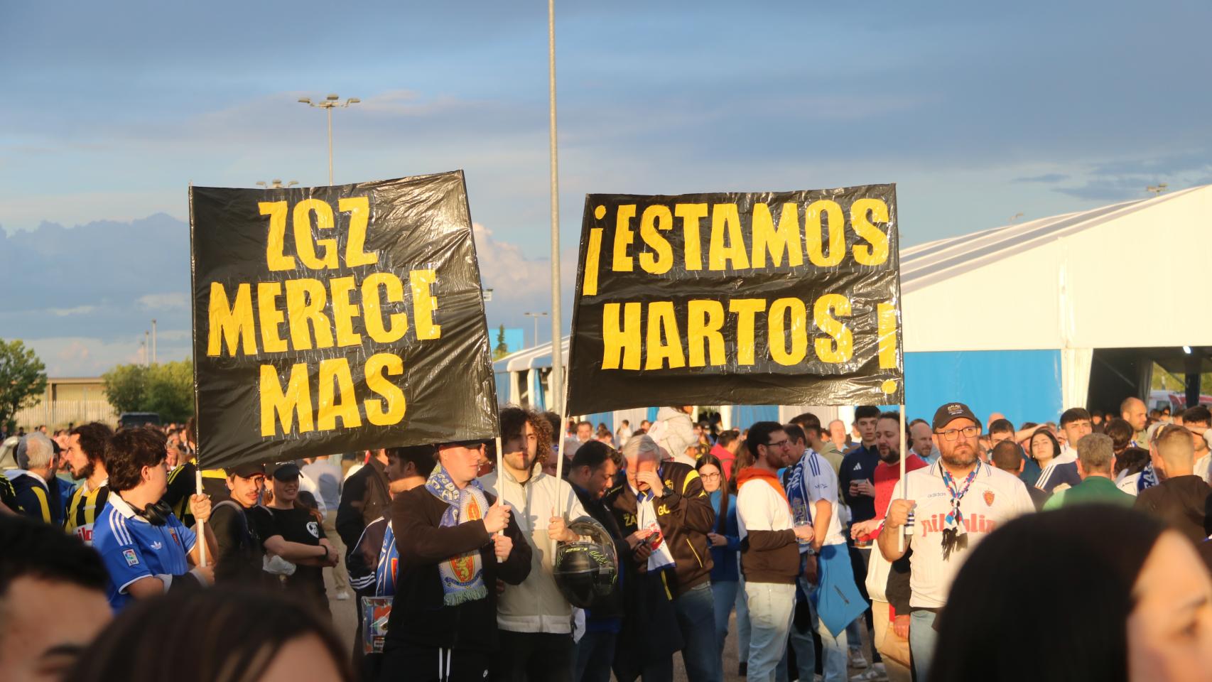 Protesta de la afición del Real Zaragoza contra la directiva del club