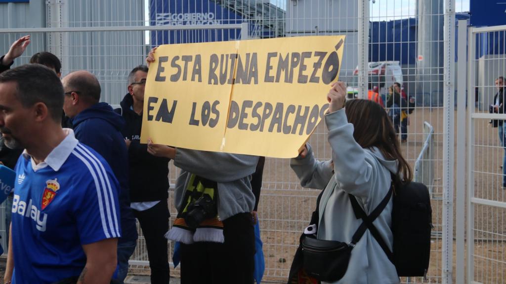 Protesta de la afición del Real Zaragoza contra la directiva del club