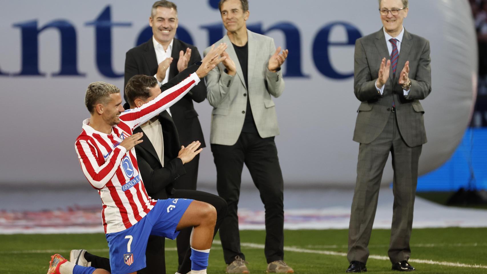 Griezmann, junto con Fernando Torres en su homenaje.