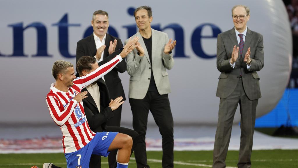 Griezmann, junto con Fernando Torres en su homenaje.