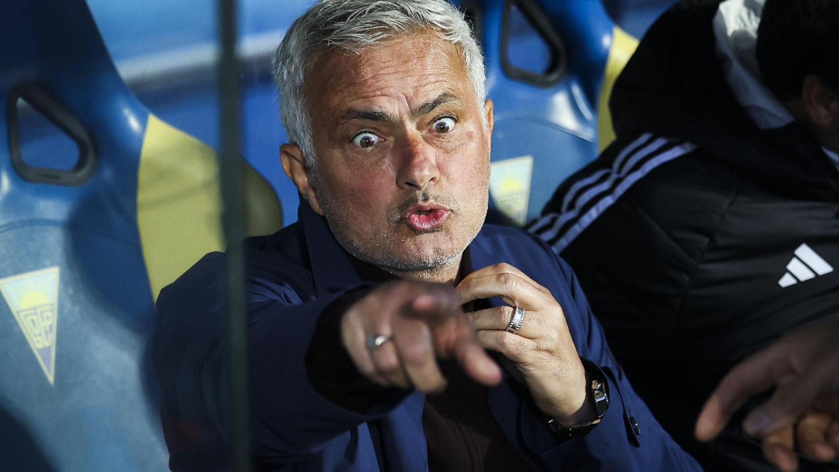 José Mourinho, en el banquillo del Benfica.