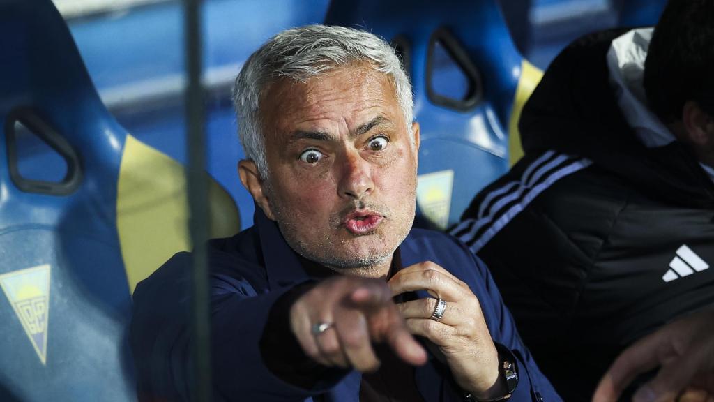 José Mourinho, en el banquillo del Benfica.