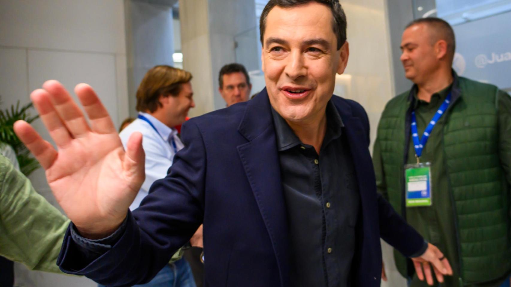 Juanma Moreno, esta tarde a su llegada a la sede del Partido Popular.