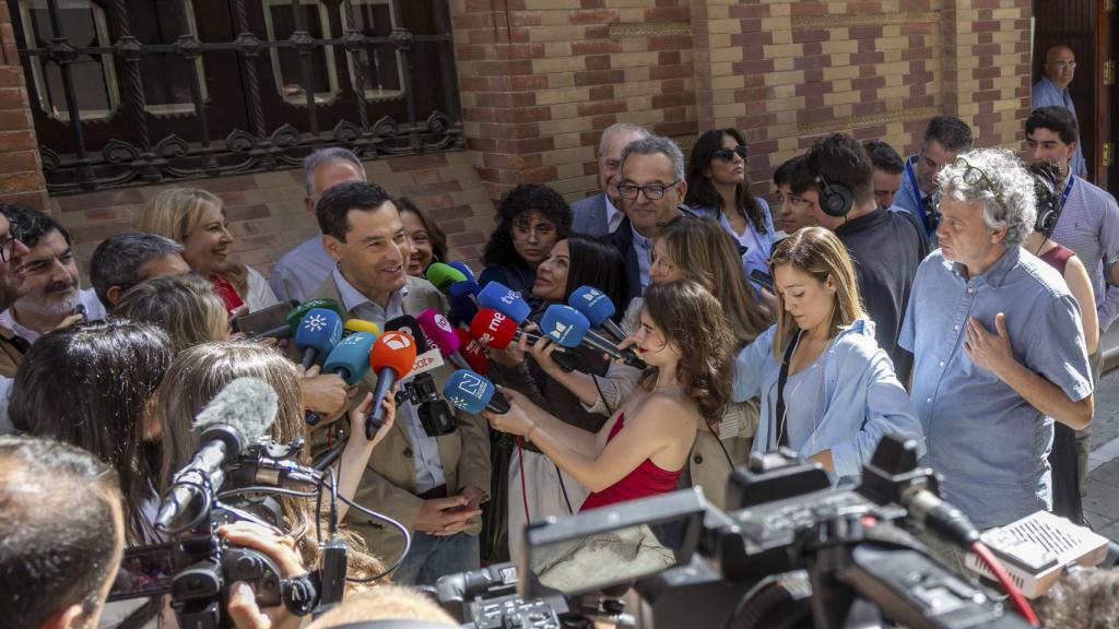 El presidente de la Junta de Andalucía y candidato del PP a la reelección, Juanma Moreno, tras votar este domingo.