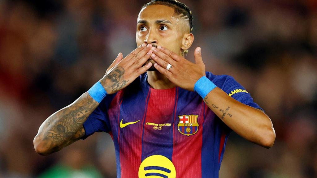 Raphinha celebra uno de sus dos goles ante el Betis.