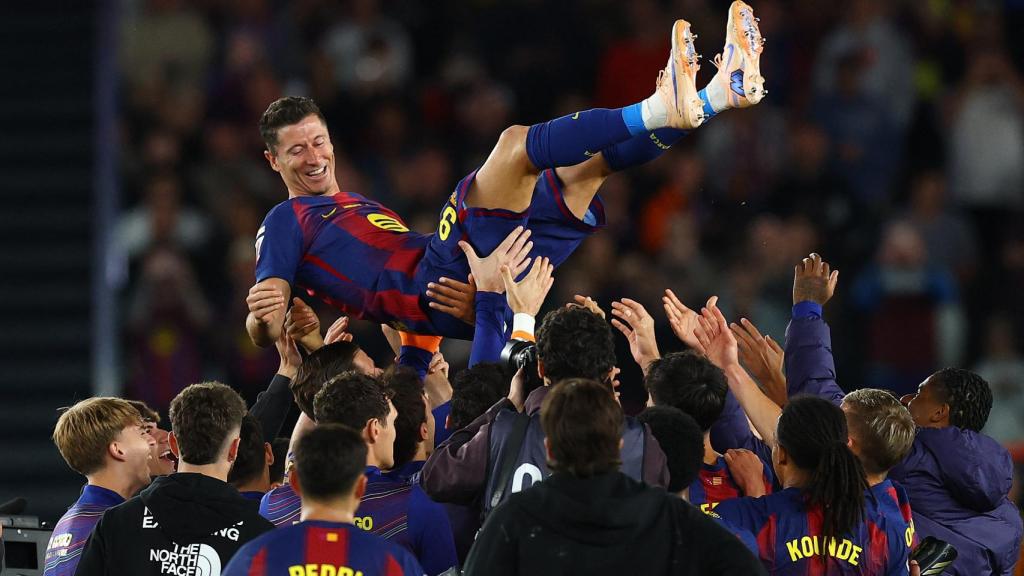Lewandowski, manteado por sus compañeros.