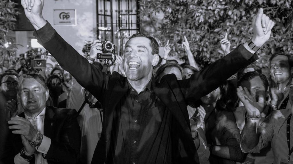 Juanma Moreno celebra su victoria este domingo.