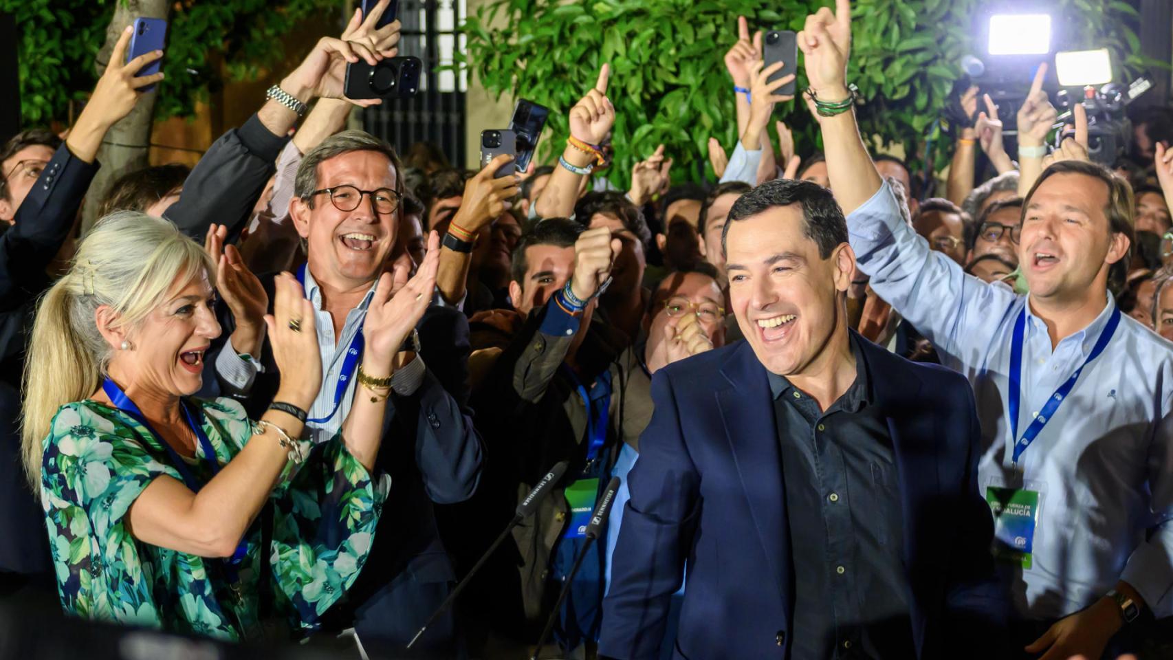  El candidato a la presidencia de la Junta de Andalucía por el PP, Juanma Moreno, en las puertas de la sede de su partido en Sevilla, donde ha celebrado los resultados electorales andaluces de este domingo.