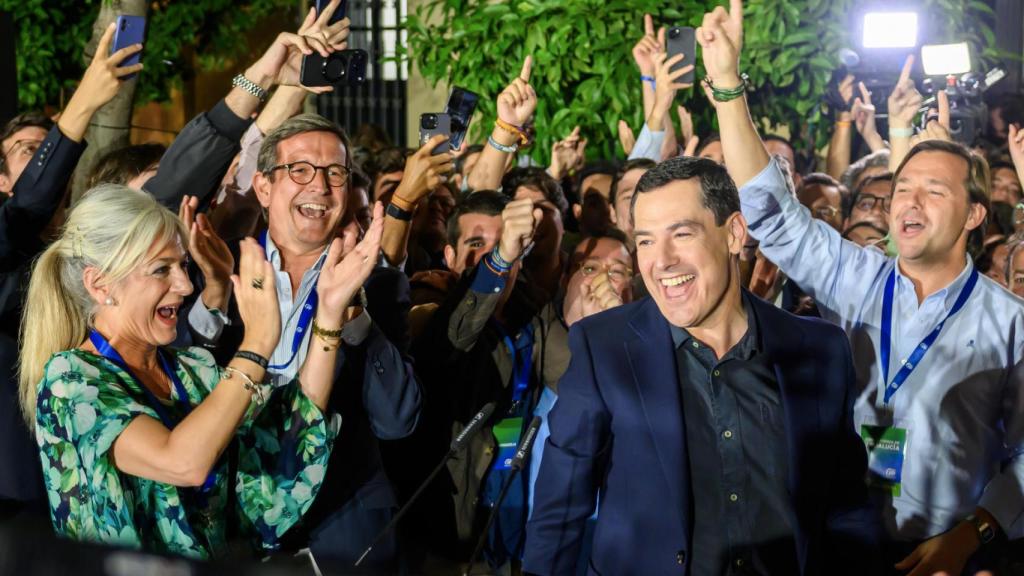 Juanma Moreno, en las puertas de la sede del PP en Sevilla, donde ha celebrado los resultados este domingo.