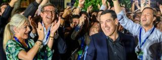  El candidato a la presidencia de la Junta de Andalucía por el PP, Juanma Moreno, en las puertas de la sede de su partido en Sevilla, donde ha celebrado los resultados electorales andaluces de este domingo.