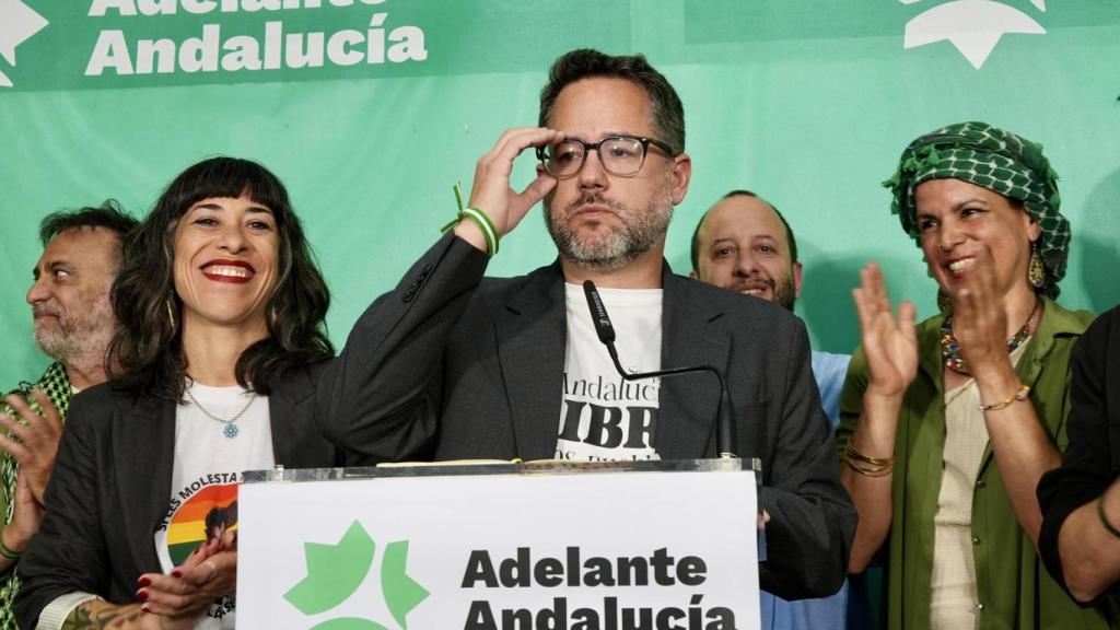 Teresa Rodríguez, a la derecha, anoche aplaudiendo a José Ignacio García.