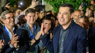 El candidato a la presidencia de la Junta de Andalucía por el PP, Juanma Moreno, en las puertas de la sede de su partido en Sevilla, donde ha celebrado los resultados electorales andaluces de este domingo.