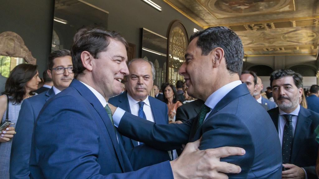 El presidente de la Junta de Castilla y León en funciones, Alfonso Fernández Mañueco, saluda al presidente de la Junta de Andalucía en funiones, Juan Manuel Moreno, en su toma de posesión de julio de 2022