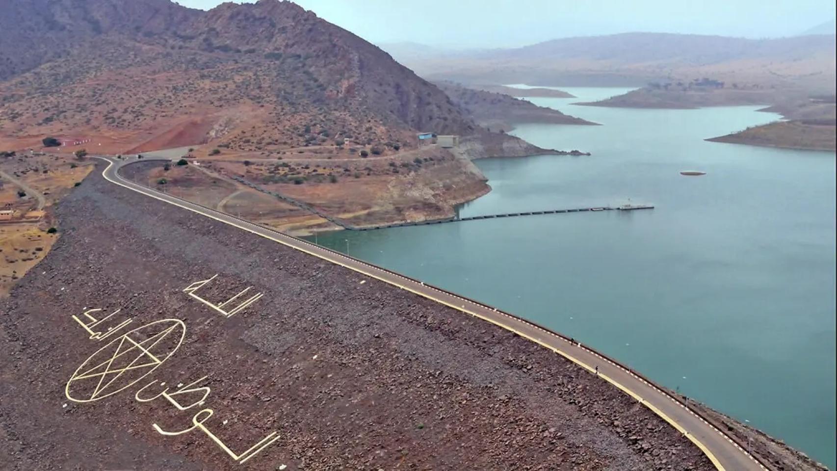 Embalse y presa de tierra de Youssef Ibn Tachfin en Agadir, Marruecos.