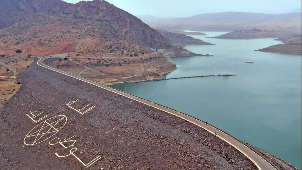 Embalse y presa de tierra de Youssef Ibn Tachfin en Agadir, Marruecos.